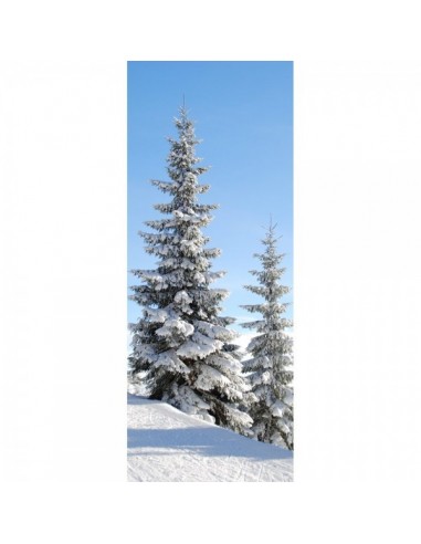 Banner-poster abetos nevados en la ladera montaña para la decoración de escaparates en navidad
