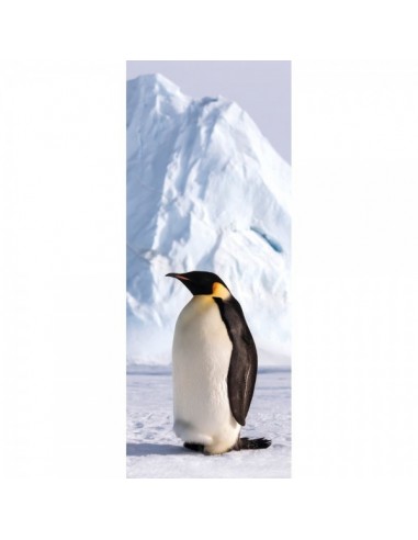 Banner-poster pingüino en la antártida con montaña de nieve al fondo para la decoración de escaparates en navidad