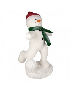 Figura de muñeco de nieve dando patada a bola de nieve ligeramente nevado para decoración de escaparates en invierno