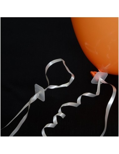 Cierres de globos con cinta para la decoración de fiestas populares y escaparates