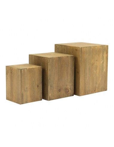 Pedestales de madera en juego para la decoración de verano en escaparates de tiendas o comercios