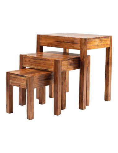 Mesas de madera en conjunto para la decoración de verano en escaparates de tiendas o comercios