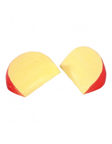 Imitación de queso de bola roja en porciones triangulares para queserías y charcuterías y escaparates de tiendas