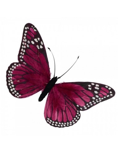 Mariposas con plumas para escaparates de primavera en tiendas y centros comerciales
