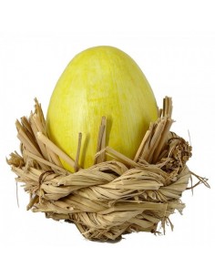 Huevo de pascua con nido para escaparates de pastelerías en pascua de semana santa