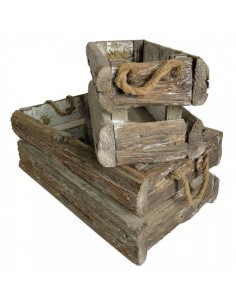 Caja de madera vintage con asas de cuerda para escaparates en verano de tiendas o comercios