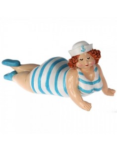 Figura de una turista en la playa tumbada para escaparates en verano de tiendas o comercios