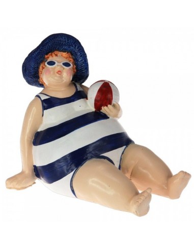 Figura de una turista en la playa sentada para escaparates en verano de tiendas o comercios