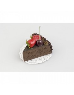 Imitación trozo de tarta de chocolate con fresas para panaderías pastelerías y escaparates de tiendas